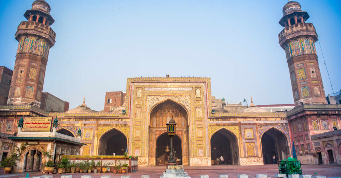 Voo Porto para Lahore: Destino Exótico