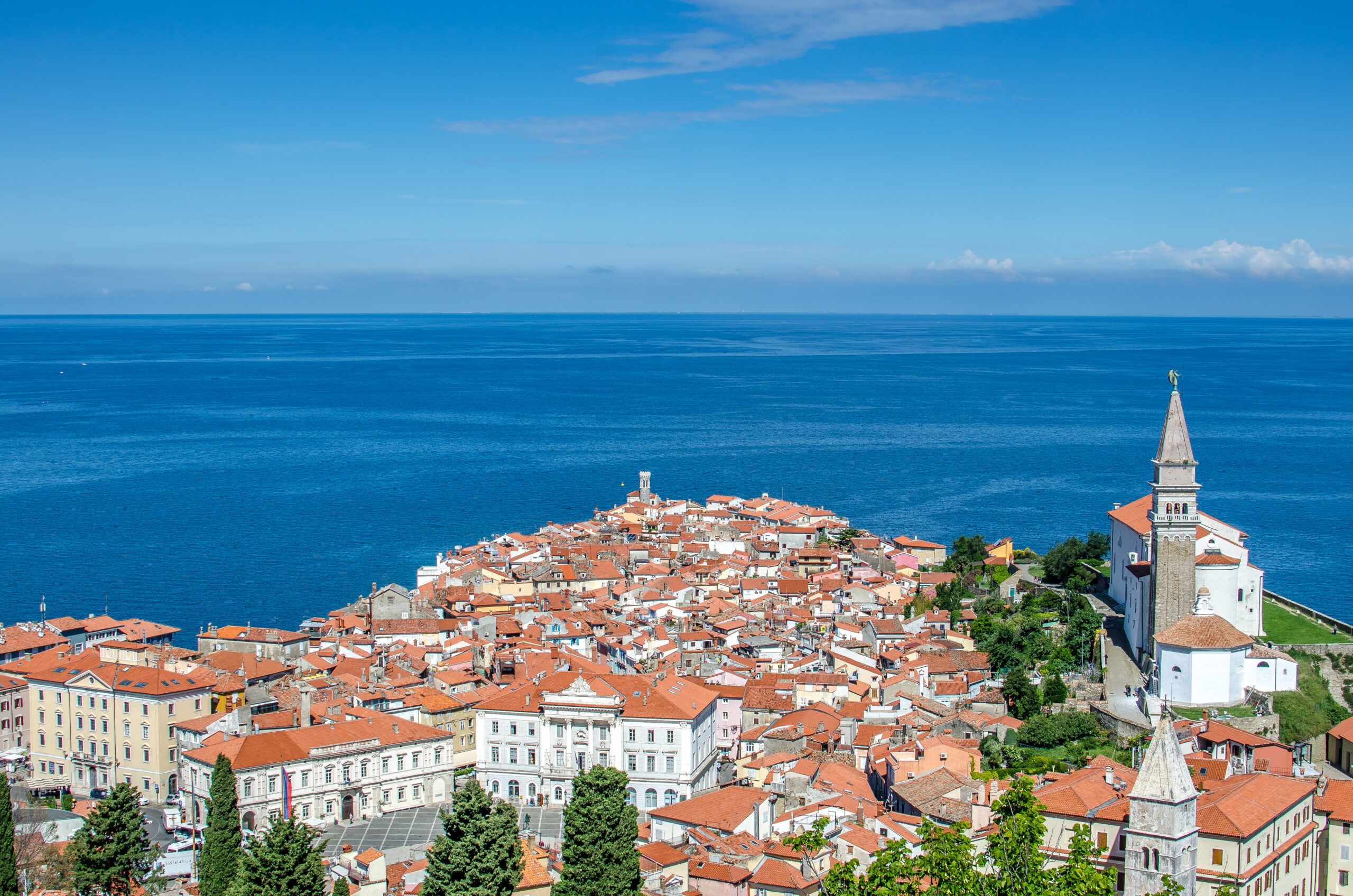 Piran é uma pequena cidade costeira com forte herança veneziana e muito charme.