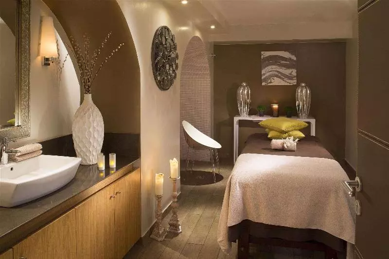 Le Six desde 63€: escapadinha em Paris