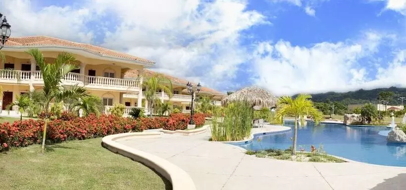 La Ensenada Beach Resort desde 109€: fugir para Honduras
