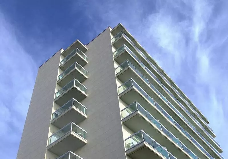 Fachada do Hotel Las Gaviotas em La Manga del Mar Menor