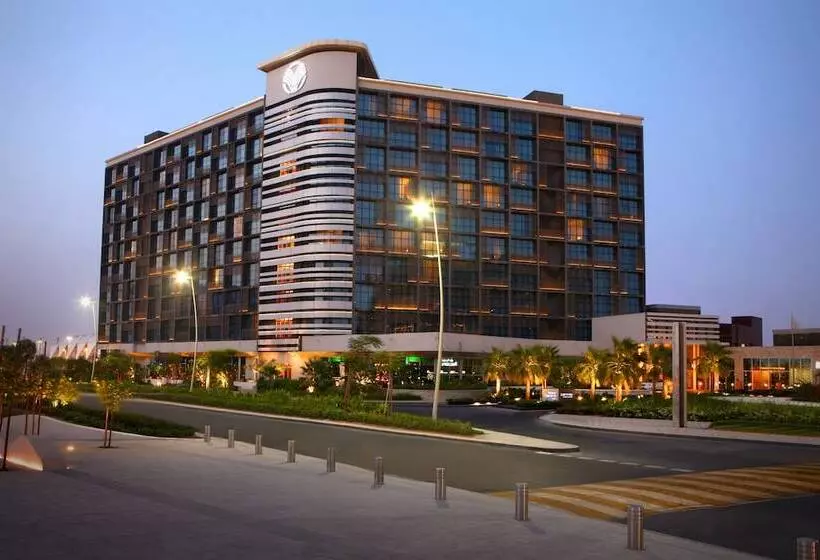 Yas Plaza Circuit desde 43€: estadia em Emiratos Árabes Unidos